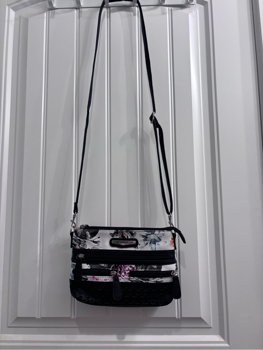 Stone Mountain Crossbody Floral-Print Women's Bag in Black and White